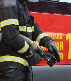 Incêndio atinge mercadinho no bairro Canafístula, em Arapiraca