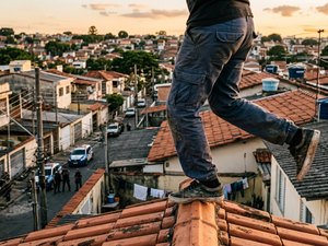 Suspeito de homicídios pula telhados, mas é preso com drogas em Arapiraca