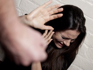 Homem é preso acusado de agredir companheira e criança em Ipioca