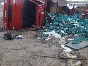 Caminhão carregado com ovos tomba e perde mercadoria em São José da Laje