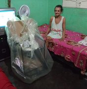 Após publicação no 7 Segundos, idosa recebe cadeira de banho em Arapiraca