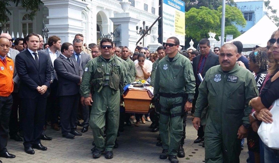 Comoção marca o sepultamento de militares