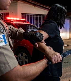 Mulher ameaça matar ex-companheiro com faca em via pública em Palmeira dos Índios