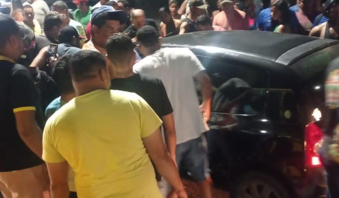 Homem é assassinado com nove tiros dentro de carro no município de Penedo