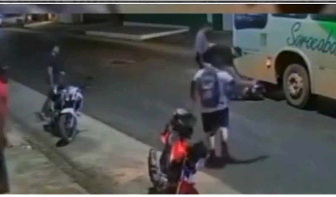 [Vídeo] Mulher perde controle de moto e vai parar embaixo de ônibus em Penedo