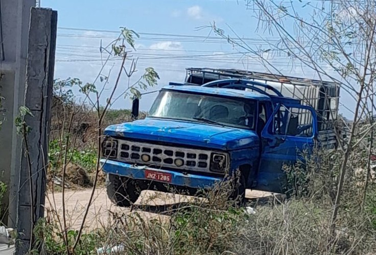 Homem é preso desviando água e vendendo em carro-pipa para famílias em Dois Riachos