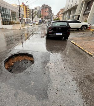 Após chuvas, buraco se abre e atrapalha trânsito na Avenida Mário de Gusmão, na Ponta Verde, em Maceió