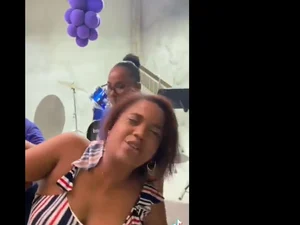 Mulher ‘possuída’ em igreja evangélica, canta “Waka Waka” de Shakira durante ‘exorcismo’; veja vídeo
