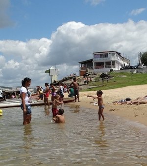 Em Traipu, banhistas ignoram recomendação para ficar em casa
