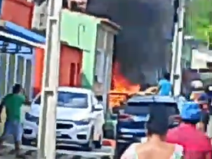 [Vídeo] Homem ateia fogo na própria residência no bairro Zélia Barbosa, em Arapiraca