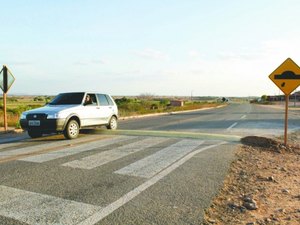 Homem embriagado estaciona carro às margens de rodovia e dorme ao volante