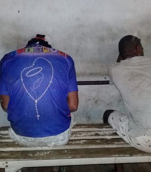 Dupla é presa acusada de roubar pedestre em Arapiraca