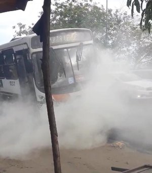[Vídeo] Ônibus intermunicipal quebra e fumaça assusta passageiros