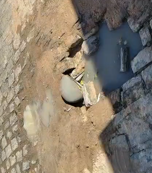 [Vídeo] Moradores denunciam vazamento que persiste há cerca de dois anos em Arapiraca