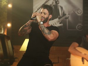 Gusttavo Lima tem atitude surpreendente no palco após fã arremessar bebida em sua direção: “Vem aqui”