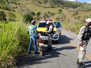 Polícia Rodoviária revista 61 condutores durante patrulhamento em Quebrangulo