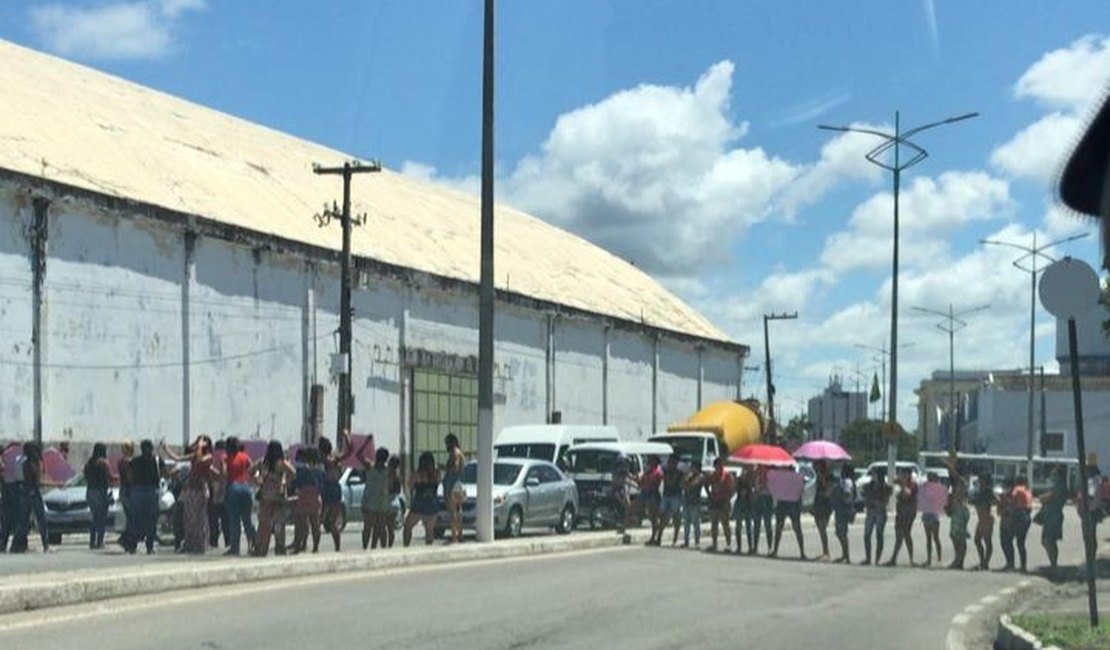 Familiares de presos bloqueiam ruas no Jaraguá, em Maceió