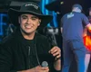 Natanzinho Lima tem palco invadido por fã e acaba mordido durante show na Paraíba