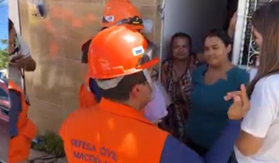 Moradores devem sair de suas casas devido risco de deslizamento de barreira, diz Defesa Civil