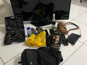 Homem invade casas em Arapiraca, furta tv, furadeira e celulares mas acaba preso