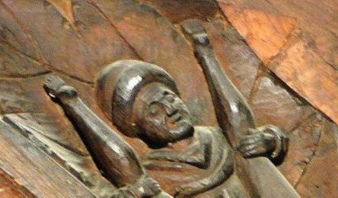 Detalhe erótico descoberto em igreja de 800 anos viraliza nas redes sociais