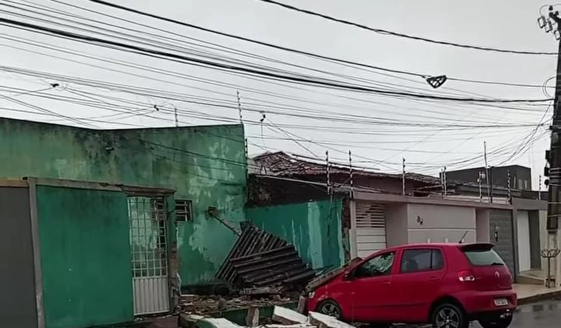 Veículo desgovernado derruba muro de casa no bairro Capiatã, em Arapiraca