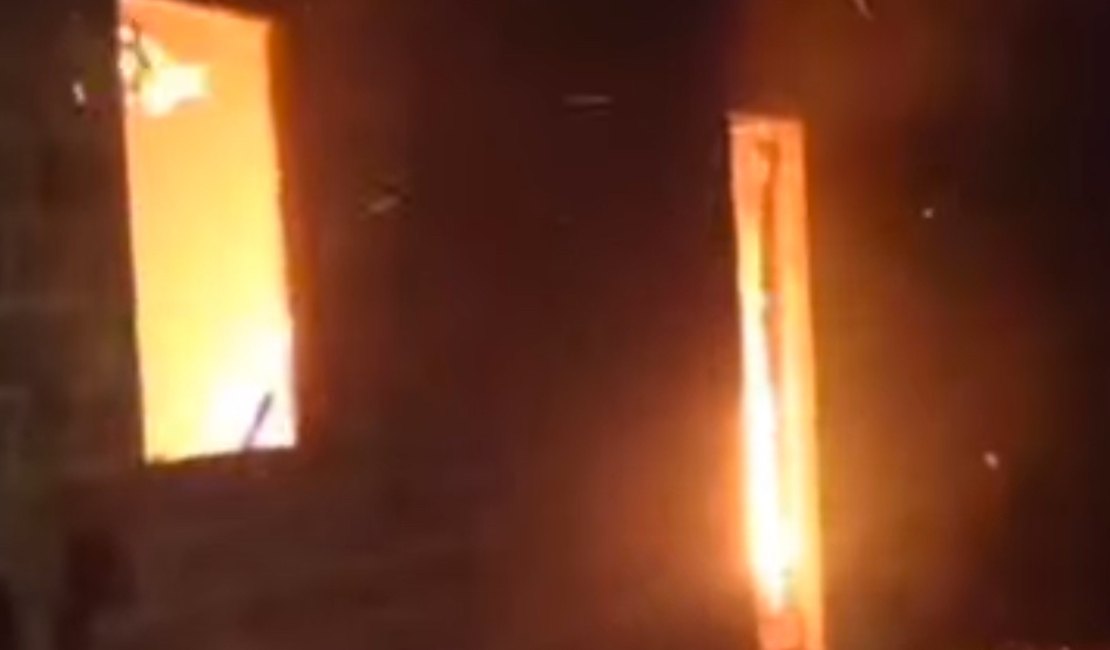 [Vídeo] Casa de suspeito de homicídio é incendiada por populares em Arapiraca