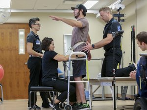 Tratamento experimental faz paraplégicos recuperarem movimentos das pernas