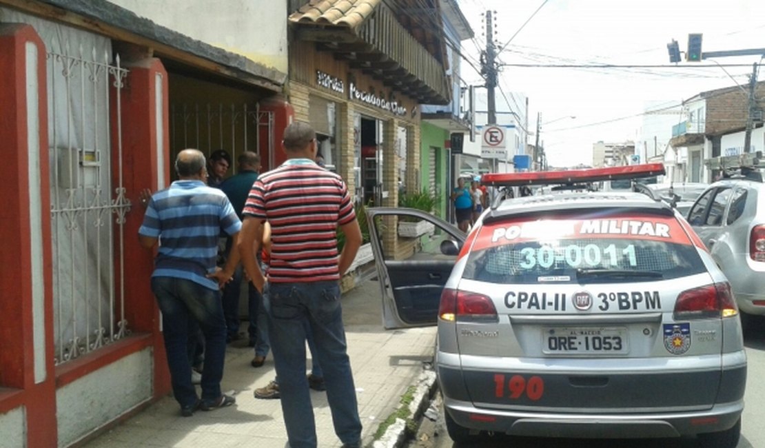 Assaltantes invadem capotaria e roubam 'Paredão'