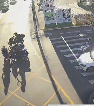 [Vídeo] Motociclista avança sinal vermelho e provoca colisão com três motos em Maceió