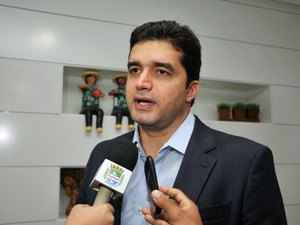 Rui Palmeira pede cassação da candidatura de Almeida e acusa governador de abuso político