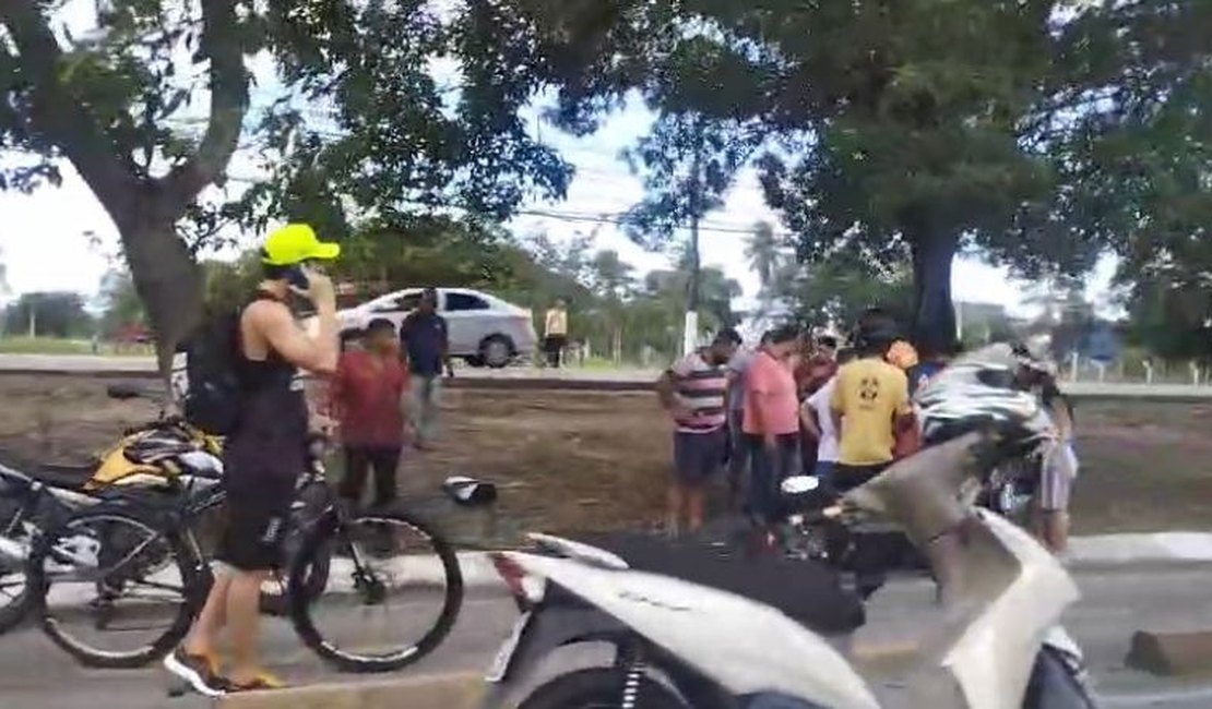 Acidente envolvendo motocicleta é resgistado na  Av. Lourival de Melo Mota