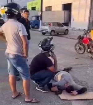 [Vídeo] Acidente entre carro e moto deixa uma pessoa ferida na Avenida Menino Marcelo