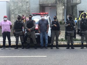 Policiais de Alagoas recepcionam militar recuperado da Covid-19