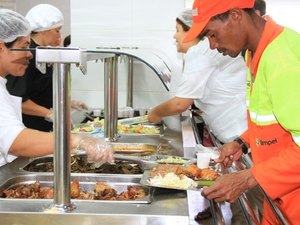 Restaurante popular do Benedito Bentes atende cerca de mil pessoas ao dia