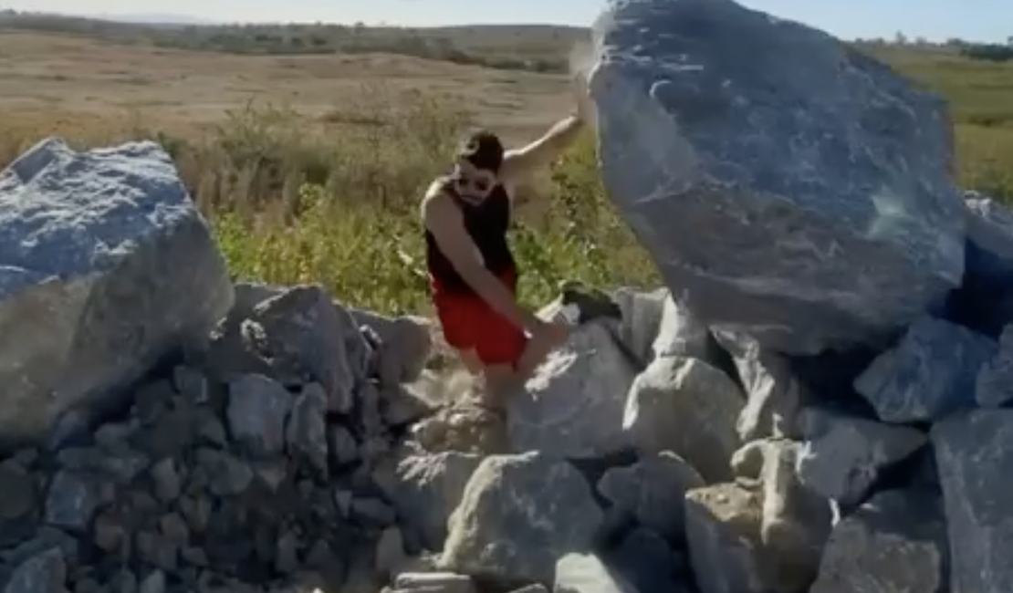 [Vídeo] Radialista sobrevive após rocha de três toneladas cair em cima dele no Ceará