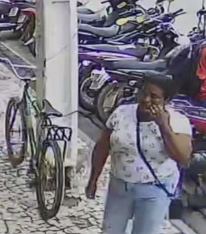 [Vídeo] Mulher aproveita distração de cliente e rouba celular dentro de bolsa em loja de Arapiraca