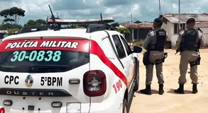 Homem é baleado por dupla armada após abrir porta de casa em Maceió