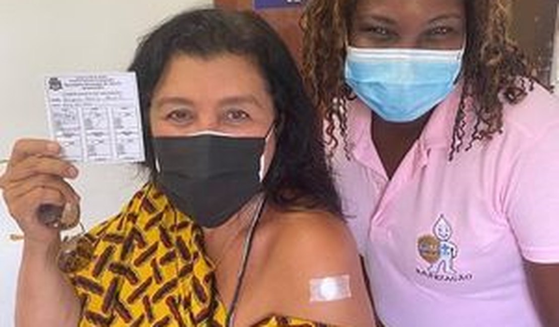 Regina Casé recebe primeira dose da vacina contra covid-19