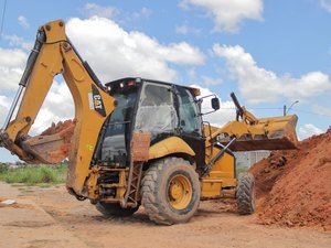 Prefeitura trabalha na implantação de nova tubulação de drenagem no Conjunto Maceió 1