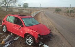 Acidente na AL-110 deixa veículo destruído em cerca de fazenda, em Arapiraca
