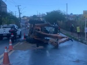 Trator tomba e deixa trânsito lento na Avenida Muniz Falcão, em Maceió