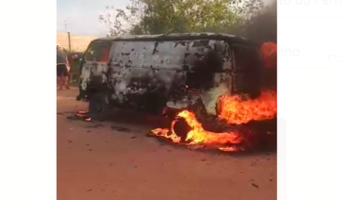 [Vídeo] Kombi com decoração de festa incendeia em Arapiraca