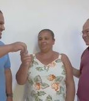 Prefeitura de Matriz do Camaragibe entrega chaves de residência à moradora da cidade