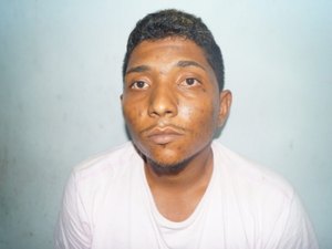 Polícia prende homem por roubo e porte ilegal de arma de fogo