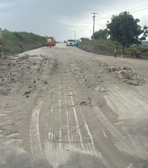Carreta derruba carga de cimento e veículos colidem na AL 220 no município de Batalha