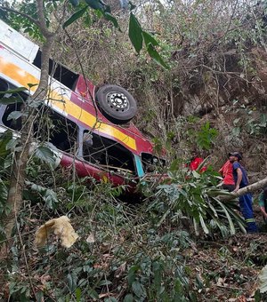 Governador decreta luto de três dias por acidente de ônibus que deixou mortos e feridos, na Serra da Barriga