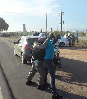 Operação policial revista veículos e passageiros em São Miguel dos Campos