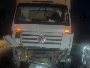 Carro e caminhão colidem de frente em Marechal Deodoro