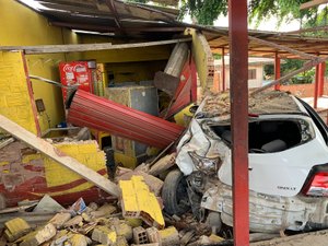 Após motorista perder o controle, carro invade bar na Serraria